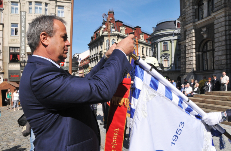 hejtman připíná stuhu na prapor